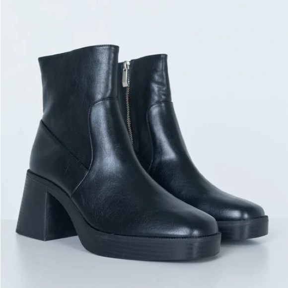 Like New Princess Polly Boots - Size 9 - Picture 1 of 9